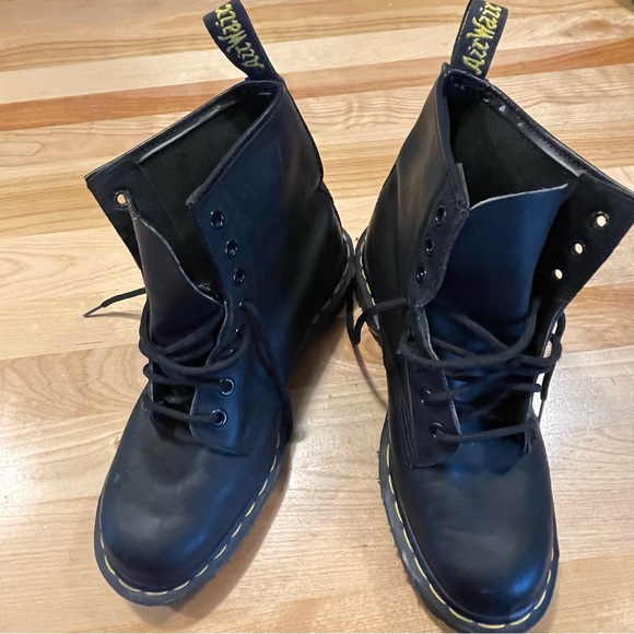 Dr. Martens boots in excellent condition no wear on the soles at all. Size 6. - Picture 6 of 10